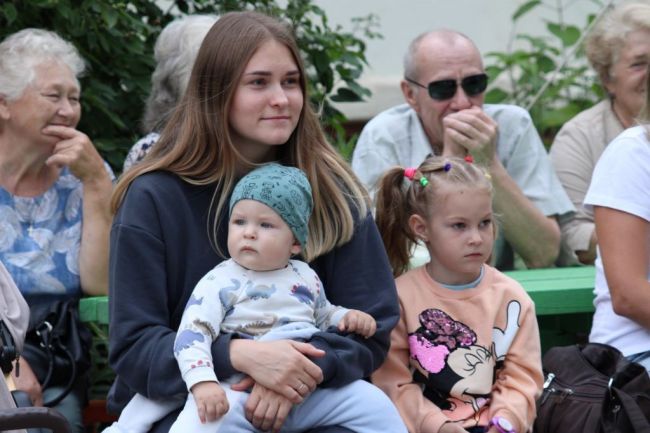 Многодетная семья должна стать нормой, философией жизни общества, заявил Владимир Путин