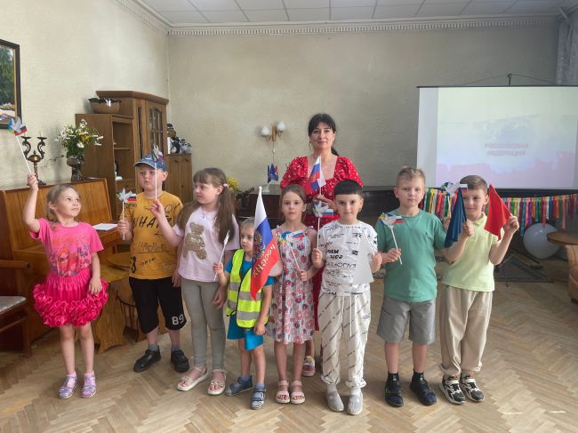 Новомосковским школьникам рассказали о государственных символах страны