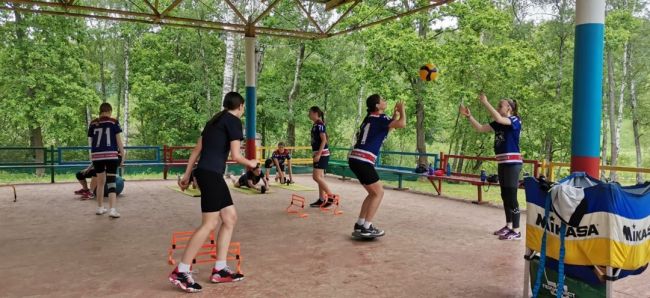 Новомосковские волейболистки плодотворно проводят летние сборы