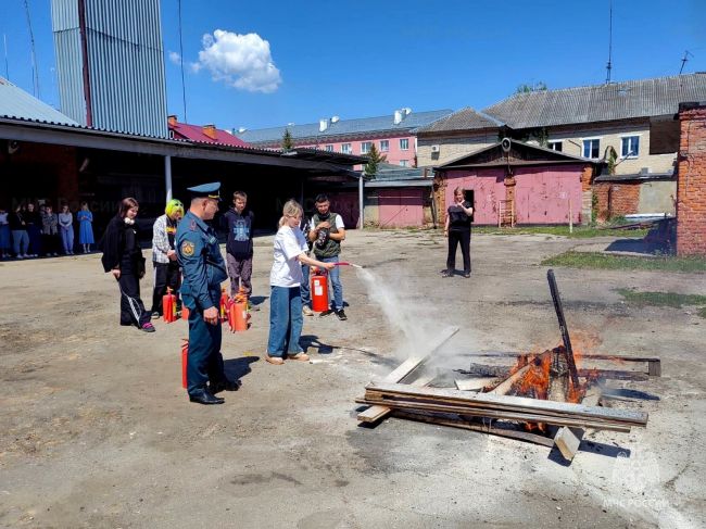 Спасатели обучили пожарной безопасности детей из 11 образовательных учреждений Новомосковска