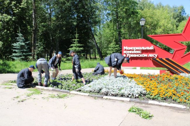 Новомосковские школьники трудятся на благоустройстве парков