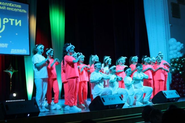 Новомосковский ансамбль «Ассорти» провёл отчётный концерт в формате благотворительного