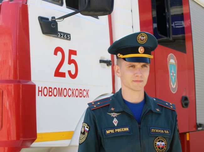 Новомосковский пожарный, спасший жизнь человека, получил муниципальную премию