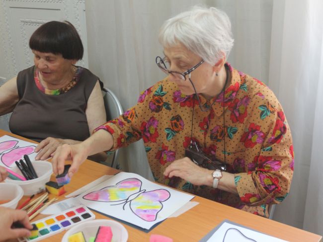 Новомосковцы серебряного возраста попробовали себя в роли живописцев