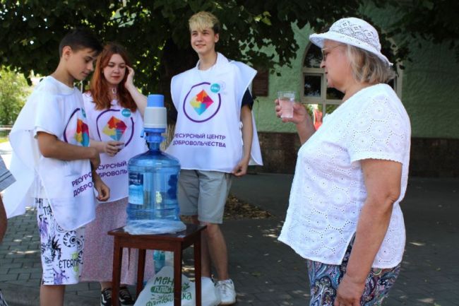 В жаркие дни новомосковцам на улице начали раздавать бесплатно питьевую воду