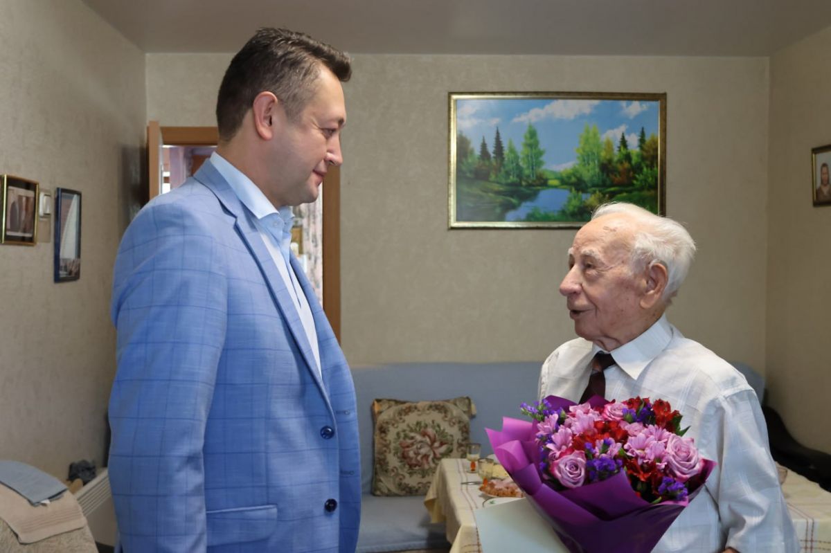 Руслан Бутов поздравил  с днём рождения двух ветеранов Великой Отечественной войны