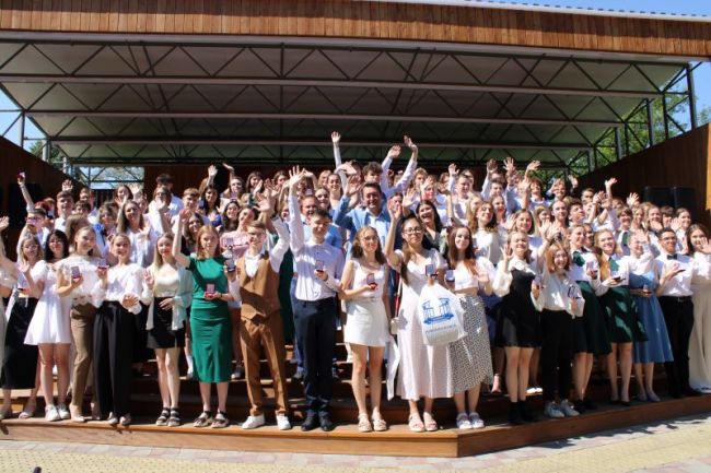 110 выпускникам  школ Новомосковска вручили медали «За особые успехи в учении»  I и II степеней