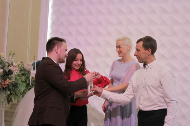 Новомосковские семьи передали друг другу символ семейного очага