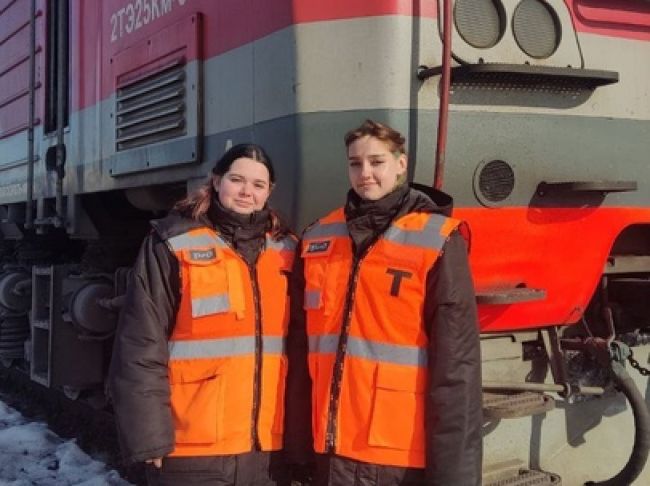 В локомотивном депо Новомосковск впервые приступили к работе помощниками машиниста девушки В локомотивном депо Новомосковск впервые приступили к работе помощниками машиниста девушки
