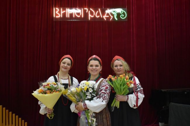 Новомосковский ансамбль «Виноград» преподнес женщинам замечательный подарок