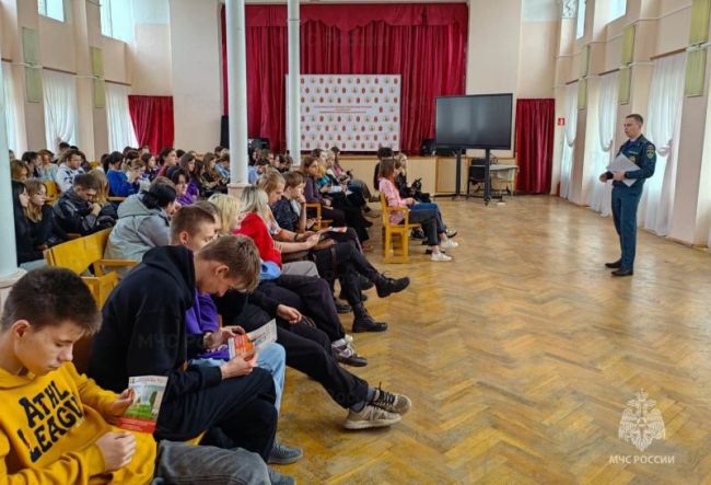 Новомосковским школьникам спасатели напомнили правила пожарной безопасности