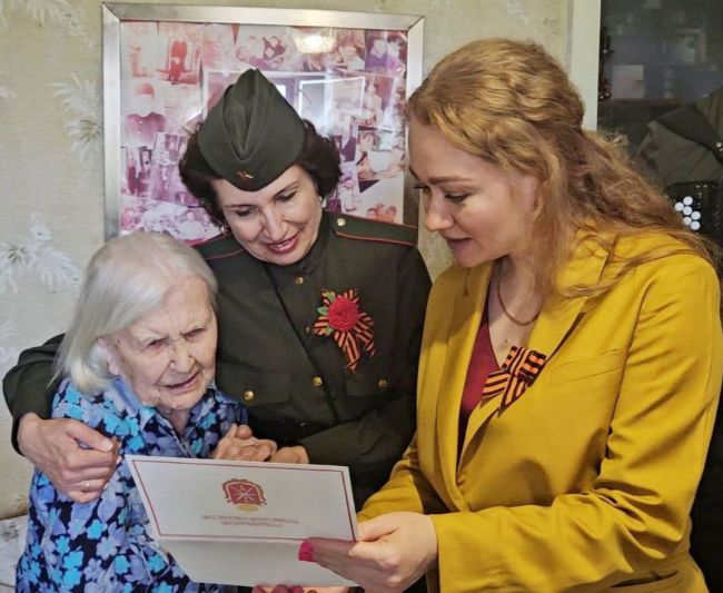 По поручению Алексея Дюмина ветеранам Великой Отечественной войны из Мариуполя вручили подарки ко Дню Победы