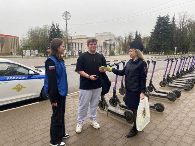 Новомосковцам напомнили правила безопасной езды на самокатах