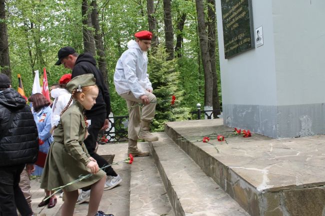 В Новомосковске возложили цветы к братским захоронениям