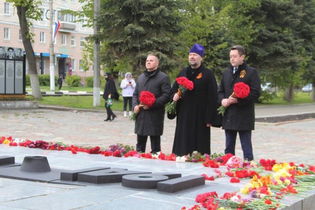 В Новомосковске прошло торжественное возложение цветов к мемориалам