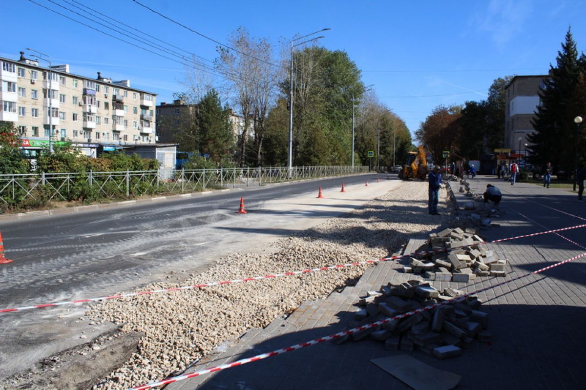 В Новомосковске в разгаре обустройство участка дороги возле вокзала