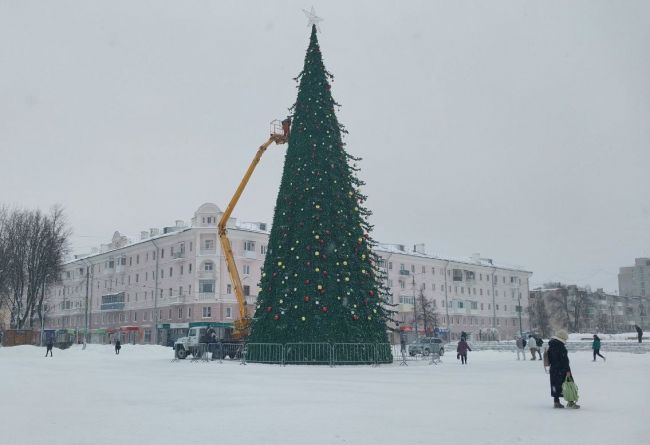 Главную ёлку Новомосковска на центральной площади города начали разбирать