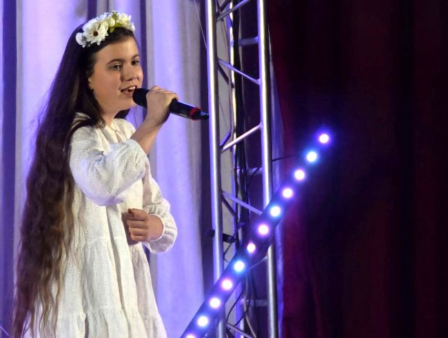 Юная певица из Новомосковска Мария Клиновицкая стала лауреатом 2-й степени Всероссийского фестиваля «Зимние узоры-2023»