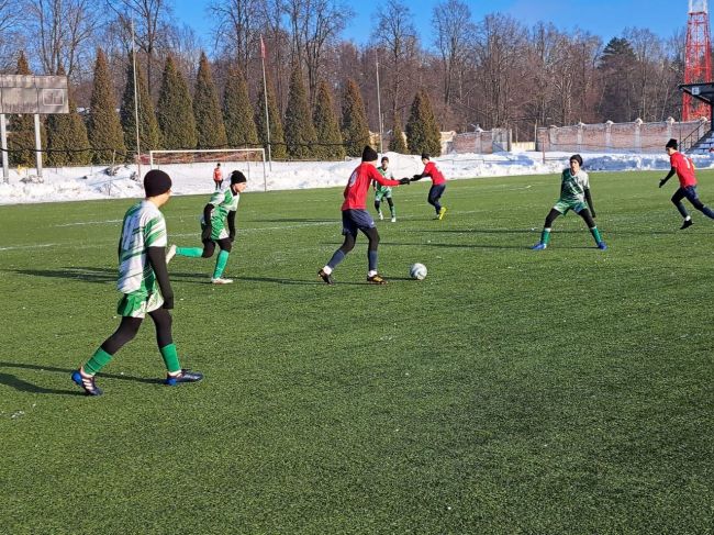 «Снеговик-2024» среди юношеских команд: новомосковцы  начинают и выигрывают