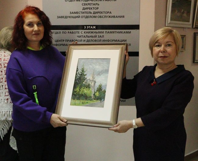 В центральной городской библиотеке открылась новая выставка живописных работ Юлии Ромадовой