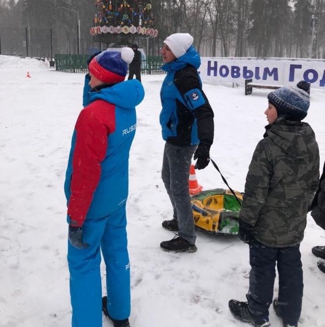 В городском парке Новомосковска состоялись соревнования по катанию на тюбингах