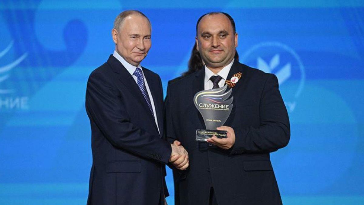 Путин в Наццентре «Россия» наградил победителя премии «Служение»