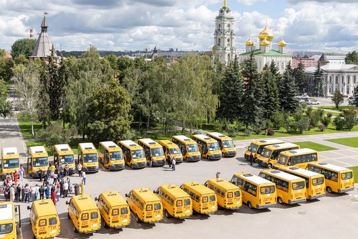 Новомосковские образовательные учреждения получили три новых школьных автобуса
