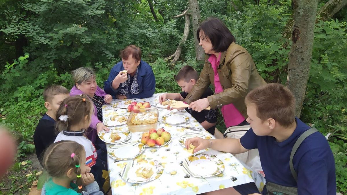 Жителей новомосковской улицы  Маклец собрал на праздник Яблочный Спас