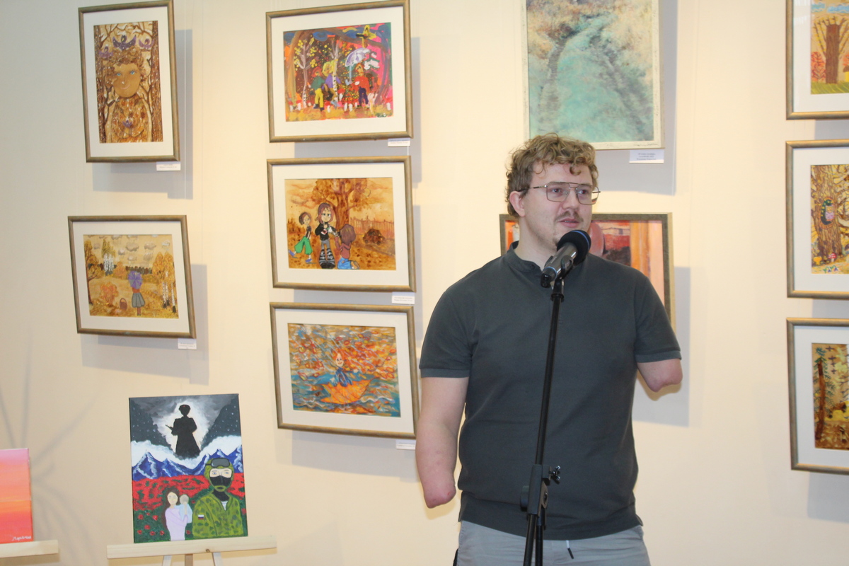 В Новомосковске открылась выставка ветерана СВО В Новомосковске открылась выставка ветерана СВО