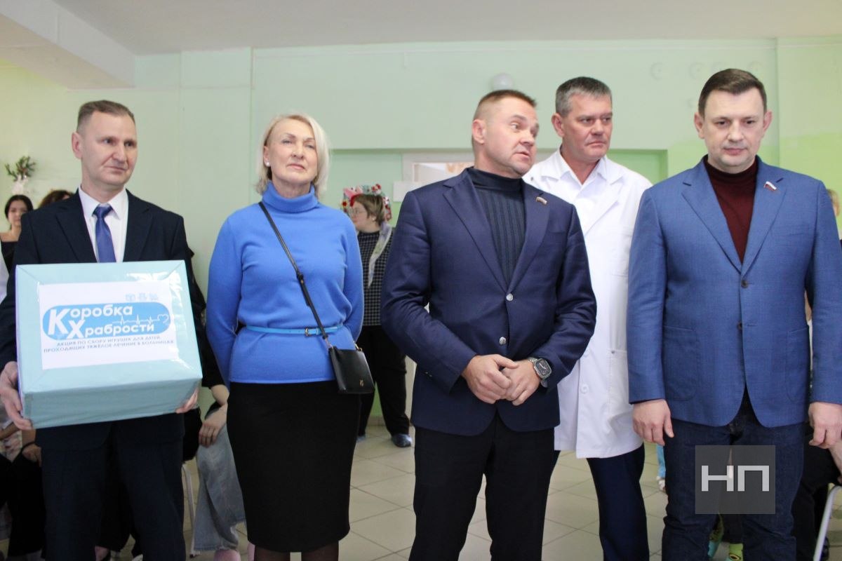 Новомосковским ребятишкам в Детскую больницу привезли подарки в «Коробке храбрости»