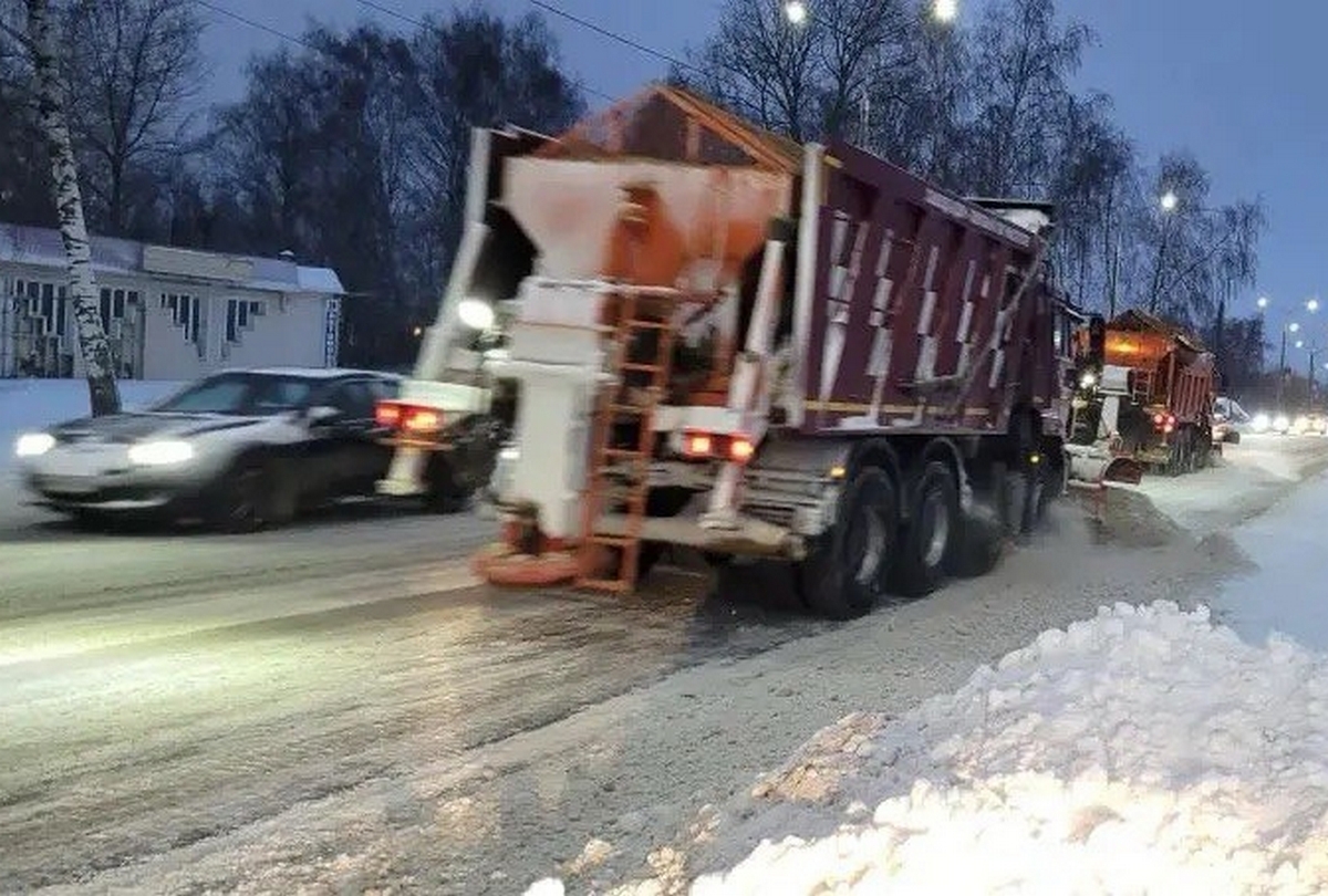 Дорожные службы Новомосковска ликвидируют последствия снегопада