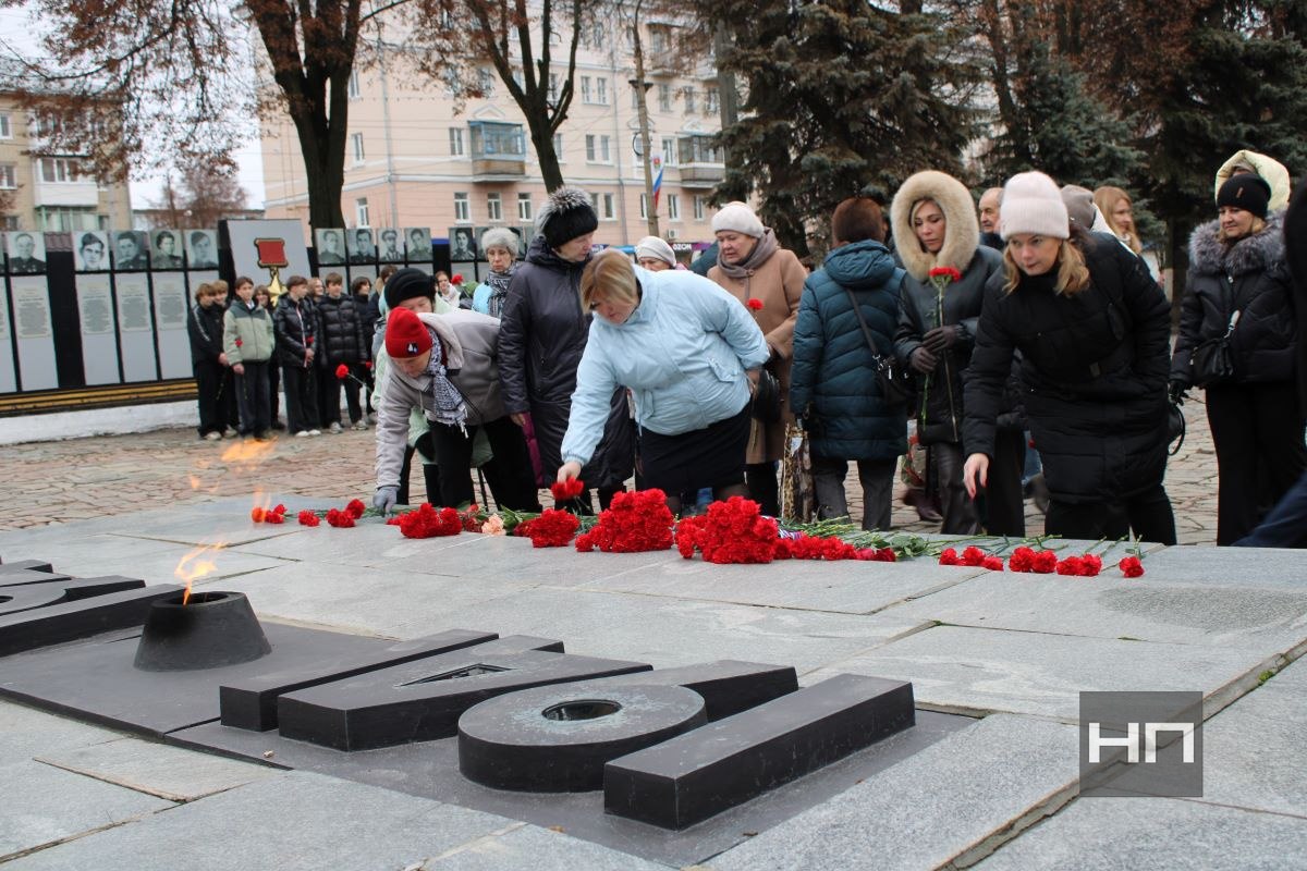 Новомосковцы возложили цветы к Вечному огню монумента Славы в честь Дня неизвестного солдата