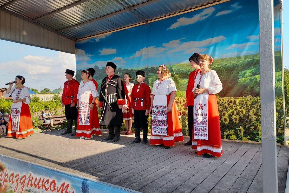 Мамам предлагают примерить национальные костюмы