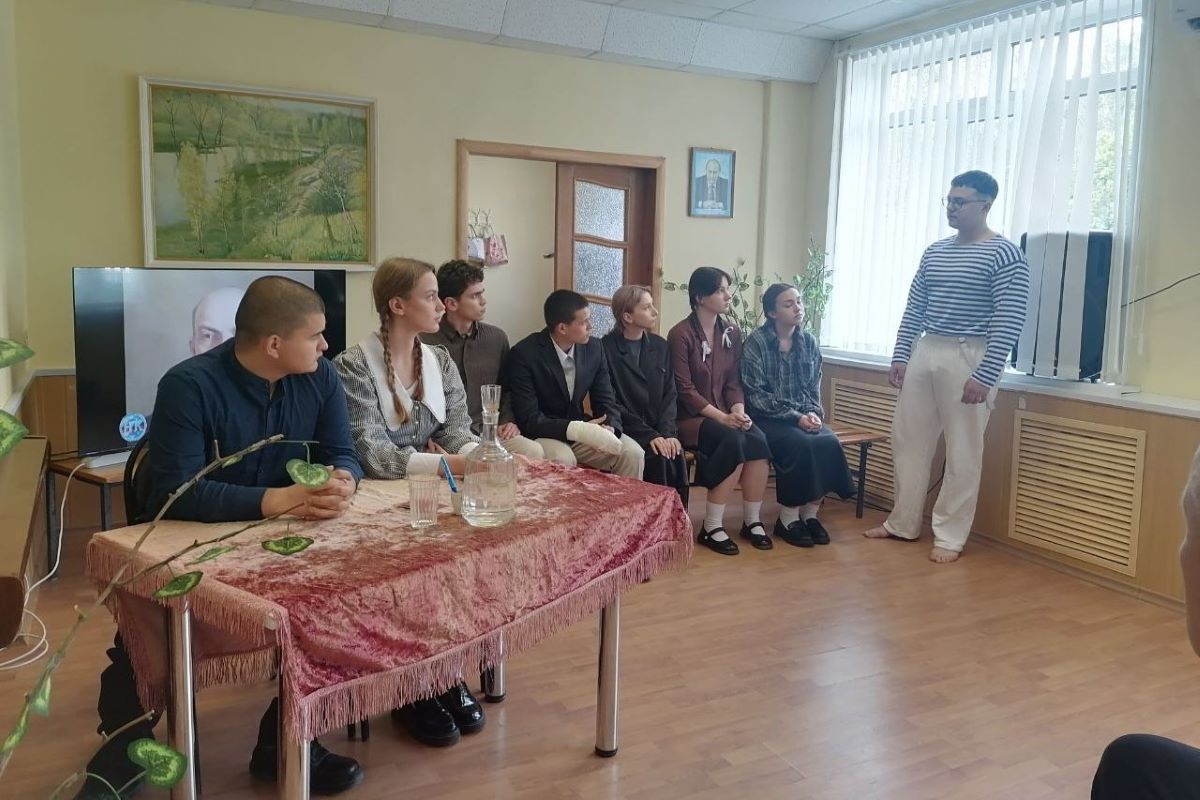 Общественники Новомосковска, волонтеры и студенческий театральный коллектив поздравили бойцов СВО с Днём России
