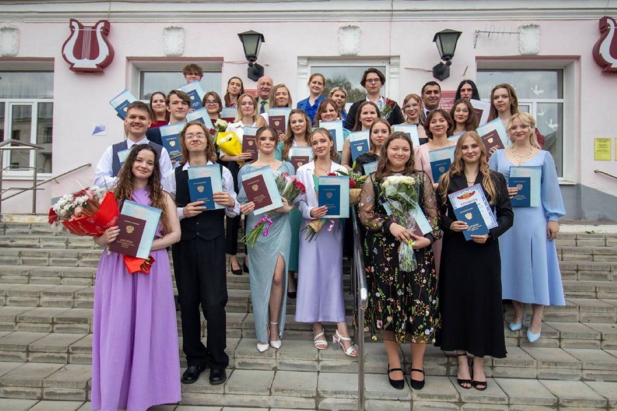 В Новомосковском музыкальном колледже им. М.И. Глинки прошёл выпускной вечер В Новомосковском музыкальном колледже им. М.И. Глинки прошёл выпускной вечер
