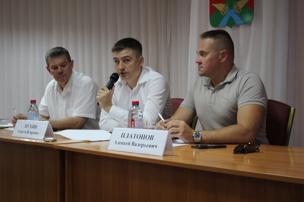 Министр здравоохранения Тульской области Сергей Мухин провёл встречу с жителями Новомосковска