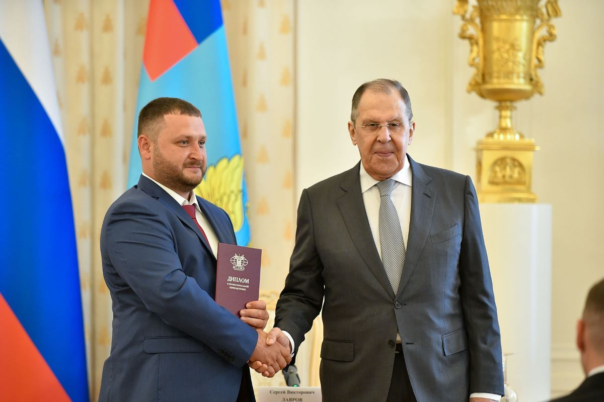 Участник проекта «Герой 71» новомосковец Руслан Демчев получил диплом МГИМО