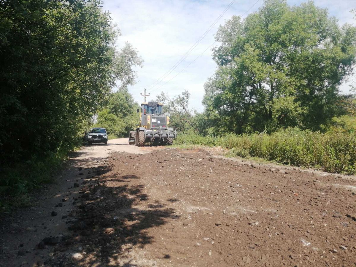 В новомосковских деревнях дороги отсыпали асфальтовой крошкой В новомосковских деревнях дороги отсыпали асфальтовой крошкой