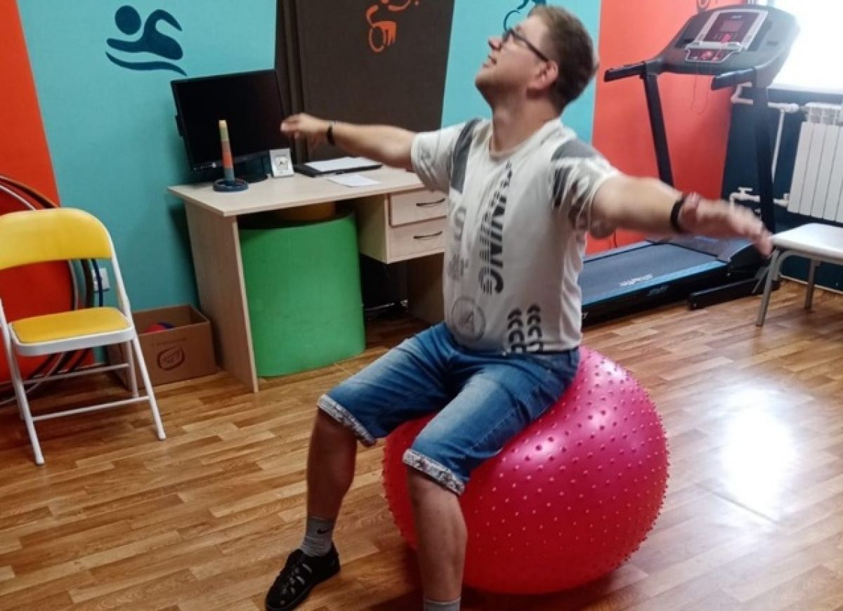 Посетители новомосковского КСЦОН освоили фитбол