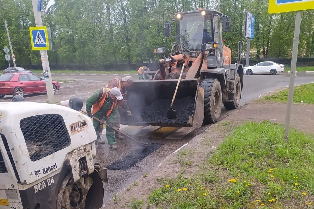 В Новомосковске активно ведётся ямочный ремонт дорог