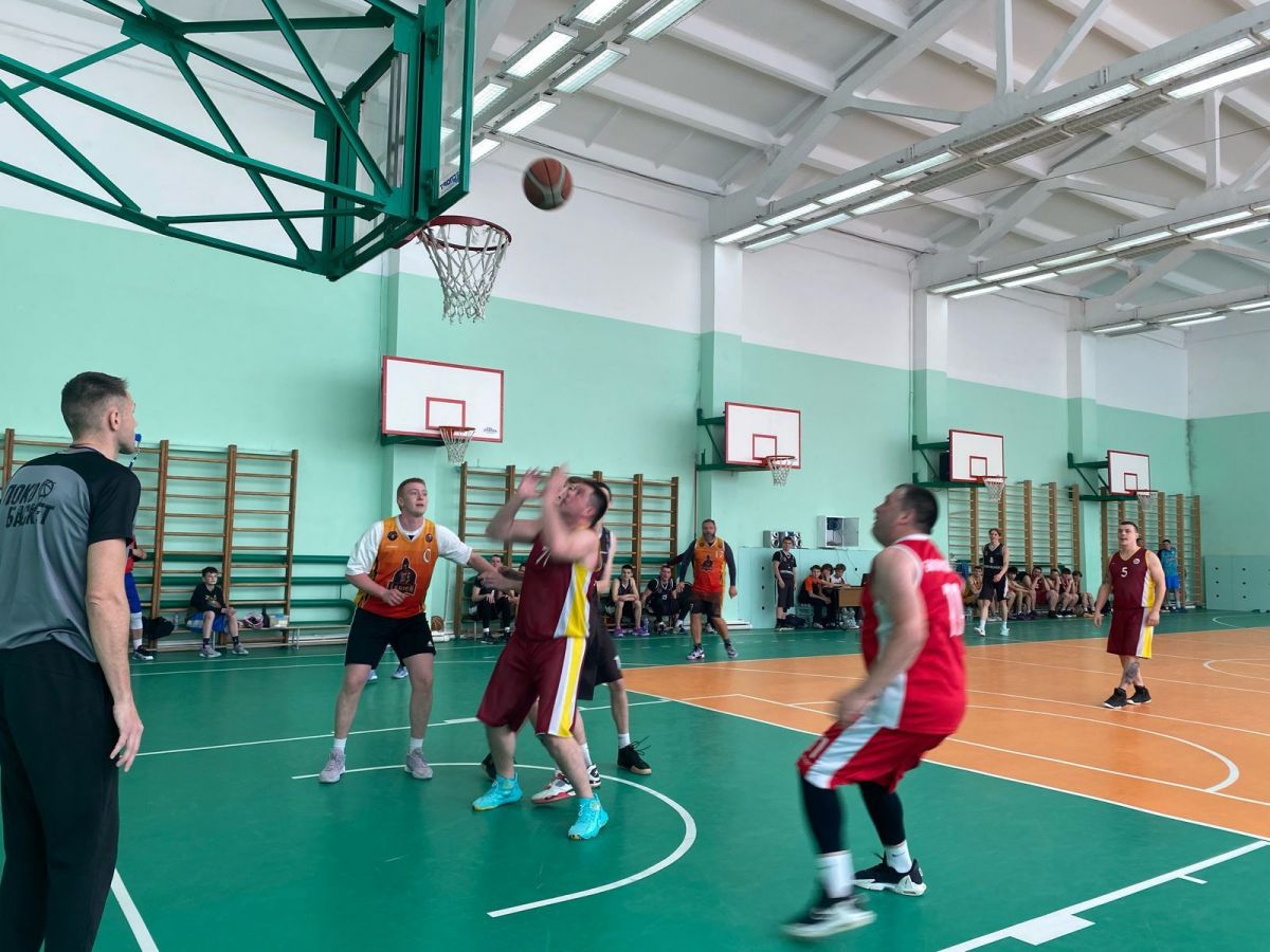 В Новомосковске определились победители и призеры городского чемпионата по баскетболу