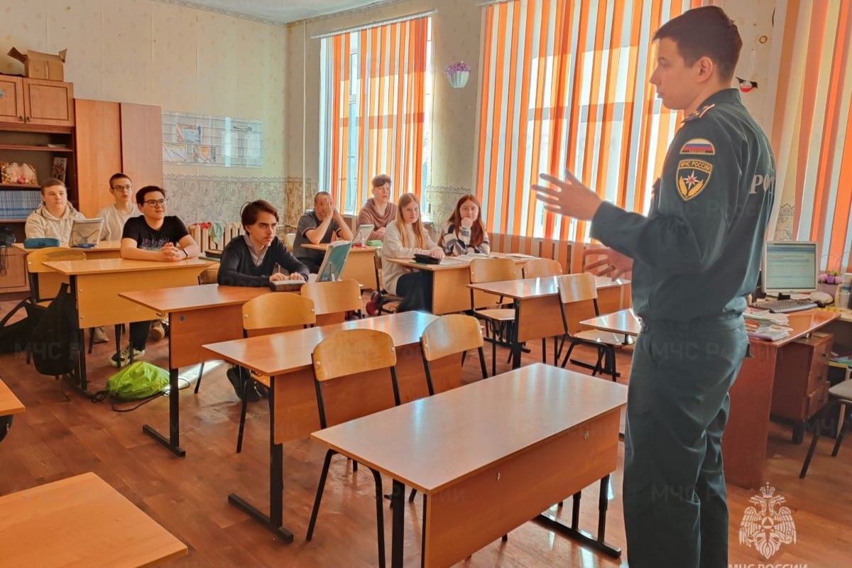 Учащимся в Новомосковске рассказывают о правилах безопасности Учащимся в Новомосковске рассказывают о правилах безопасности