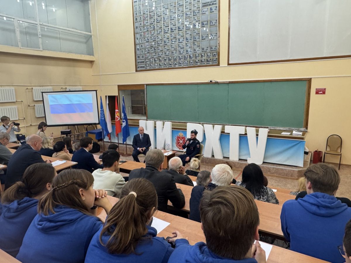 Новомосковские студенты познакомились с настоящим героем Новомосковские студенты познакомились с настоящим героем