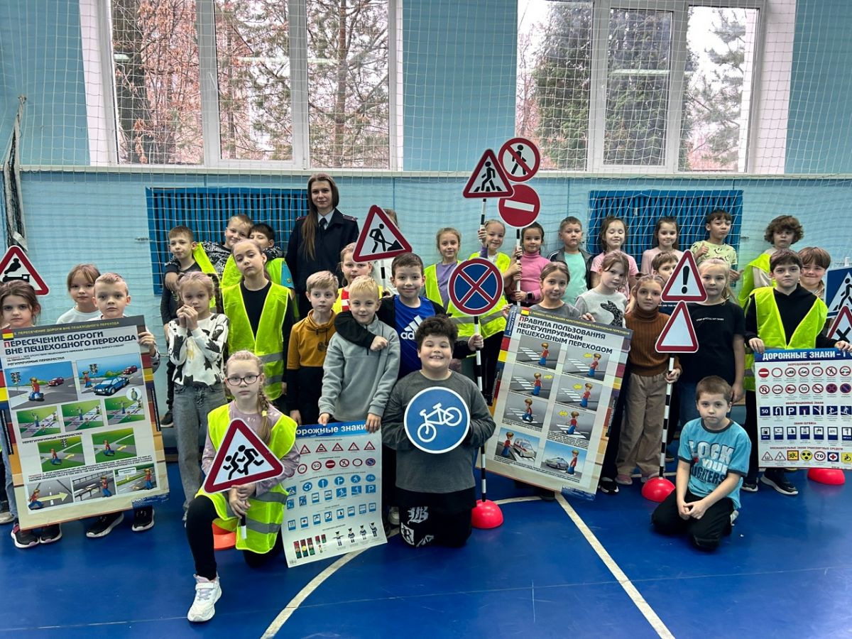 Новомосковским школьникам напомнили о безопасности на дорогах Новомосковским школьникам напомнили о безопасности на дорогах