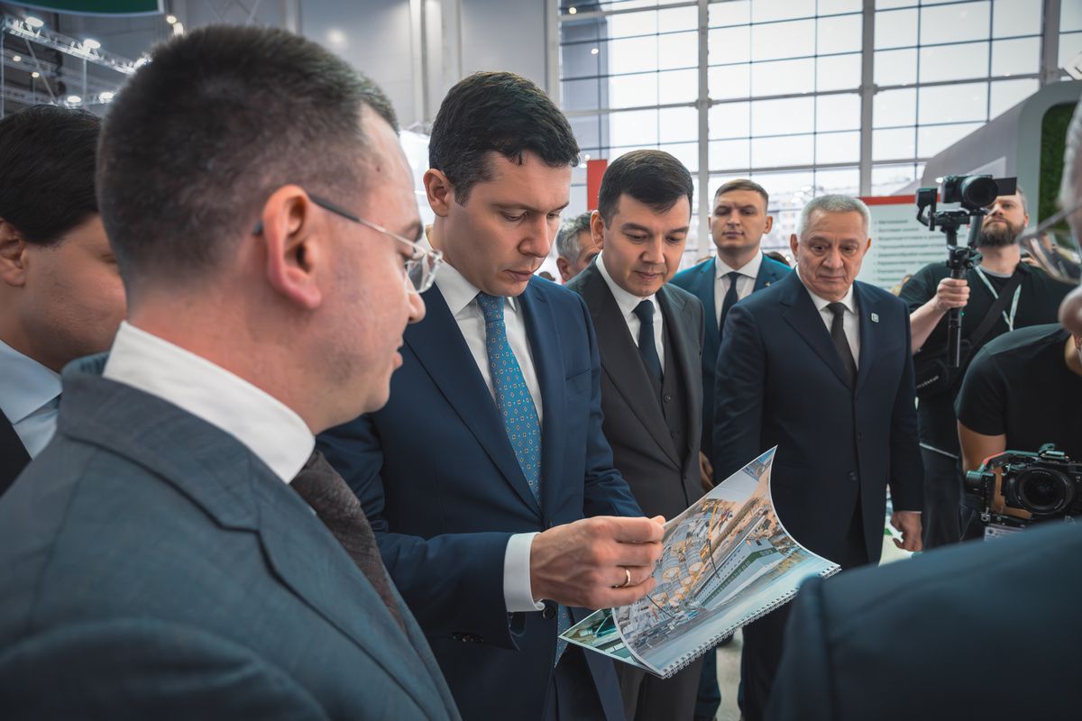 Антон Алиханов посетил стенд ГК «Полипласт» на выставке «Химия-2025»