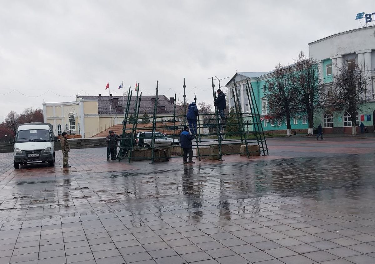 В Новомосковске устанавливают новогоднюю ёлку – сегодня день рождения Деда Мороза!