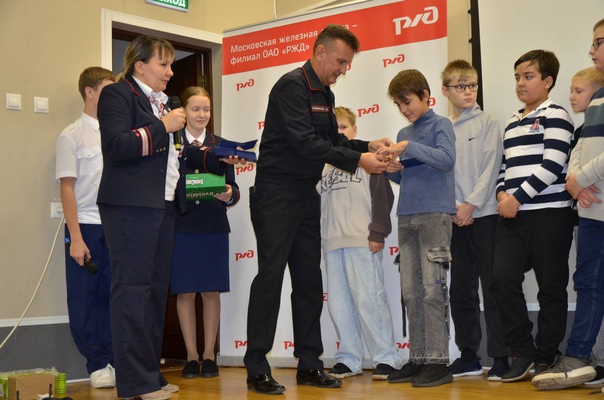 В Новомосковске юные железнодорожники получили свои первые удостоверения В Новомосковске юные железнодорожники получили свои первые удостоверения