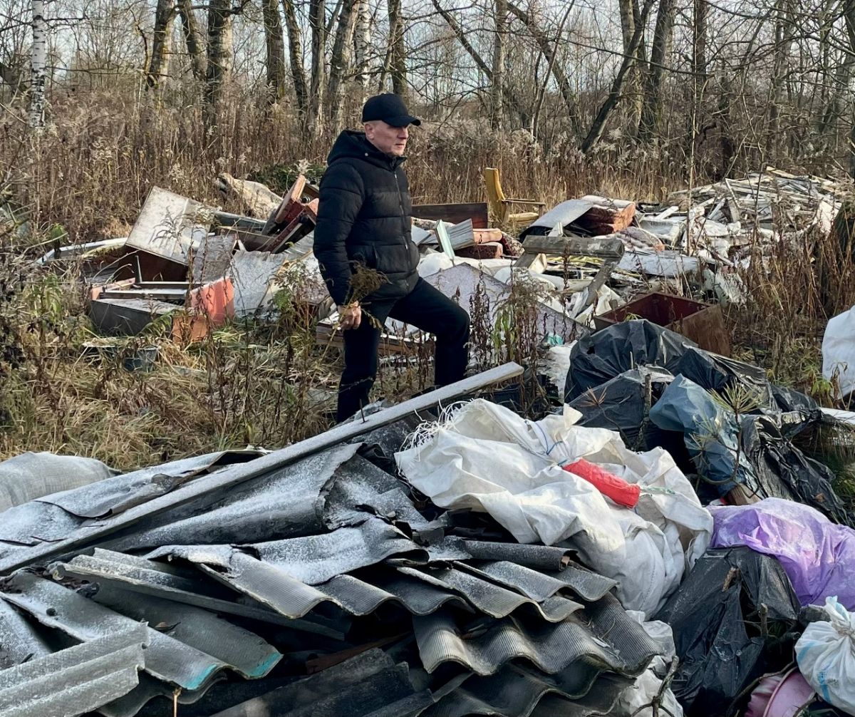 Новомосковские экологи помогают сельчанам ликвидировать стихийную свалку