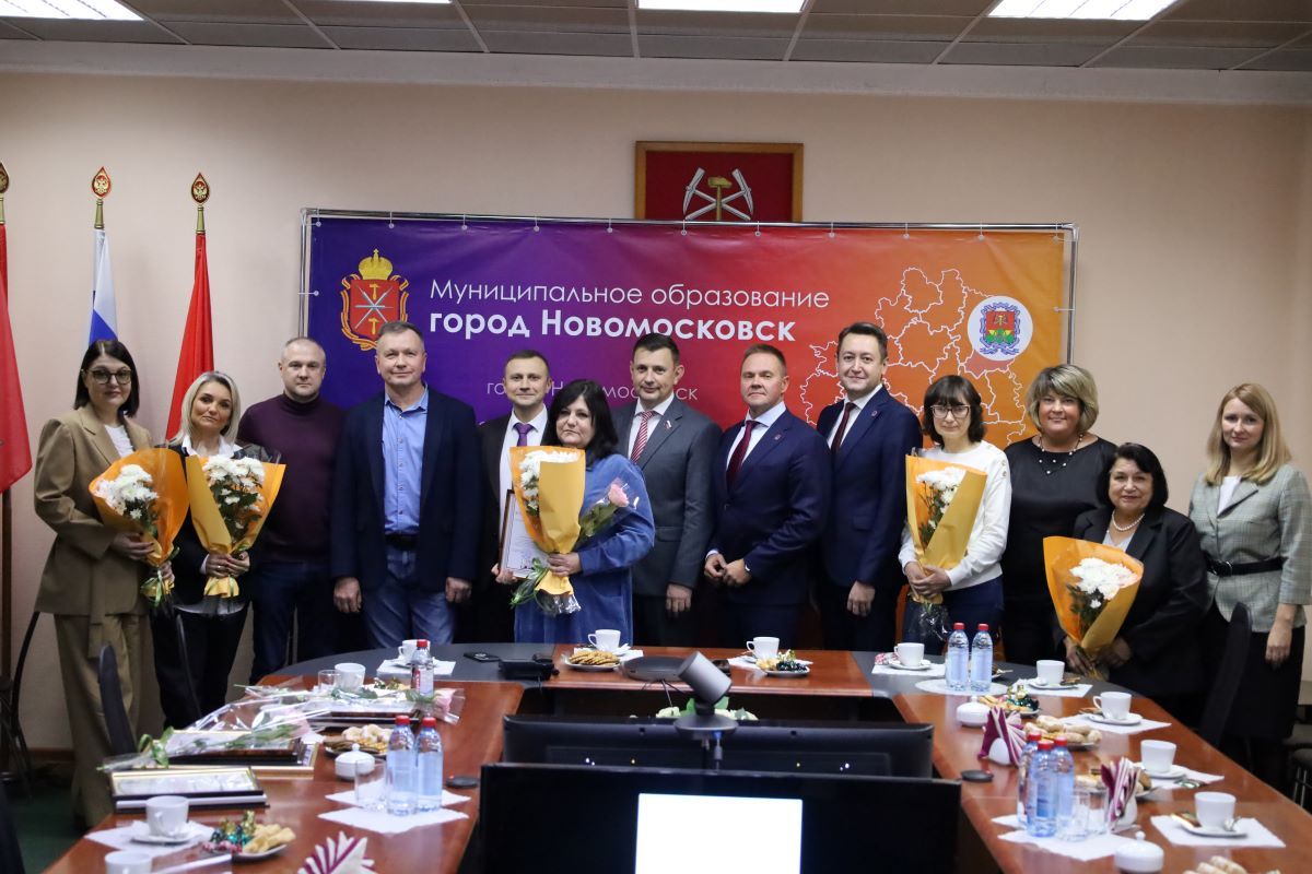 Коллектив «Новомосковской правды» поздравили с 95-летием газеты Коллектив «Новомосковской правды» поздравили с 95-летием газеты