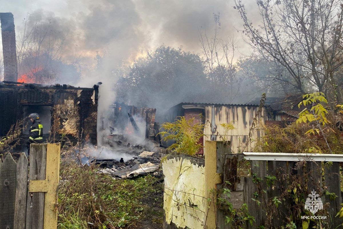 Пожарные потушили пожар в доме на ул. Центральной Новомосковска Пожарные потушили пожар в доме на ул. Центральной Новомосковска
